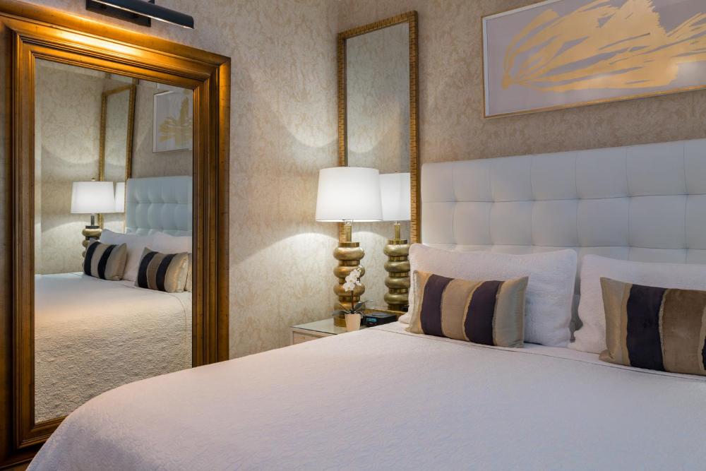 Deluxe Suite interior